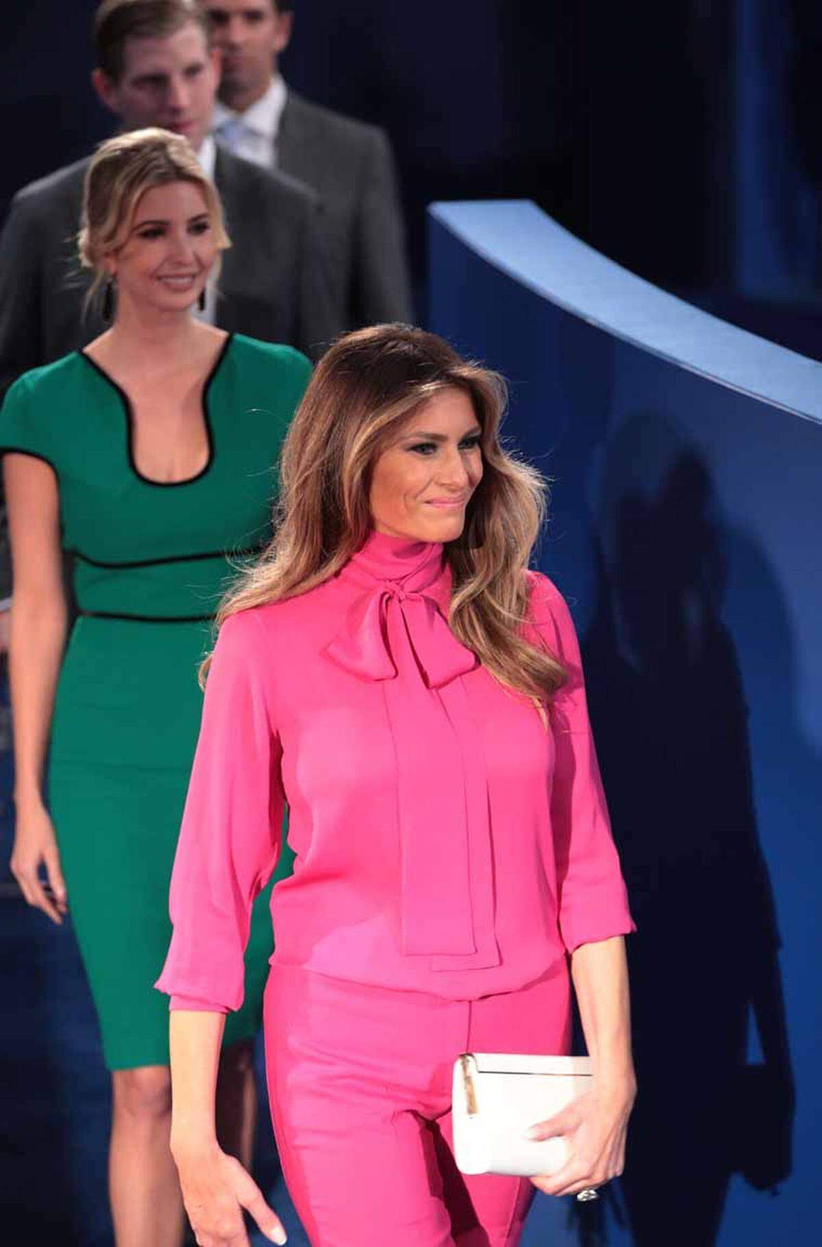 Ein modisches Wahlkampf-Highlight war aber auch die "Pussy-Bow"-Bluse von Gucci als Antwort auf die verbale Entgleisung ihres Mannes.    