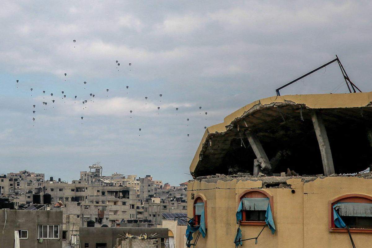 8. März. Die USA verteilen Hilfslieferungen über dem Gazastreifen per Fallschirm. Am Freitag kam es zu einem tödlichen Unfall, als ein Fallschirm sich nicht öffenete und das Hilfspaket fünf Menschen erschlug. 