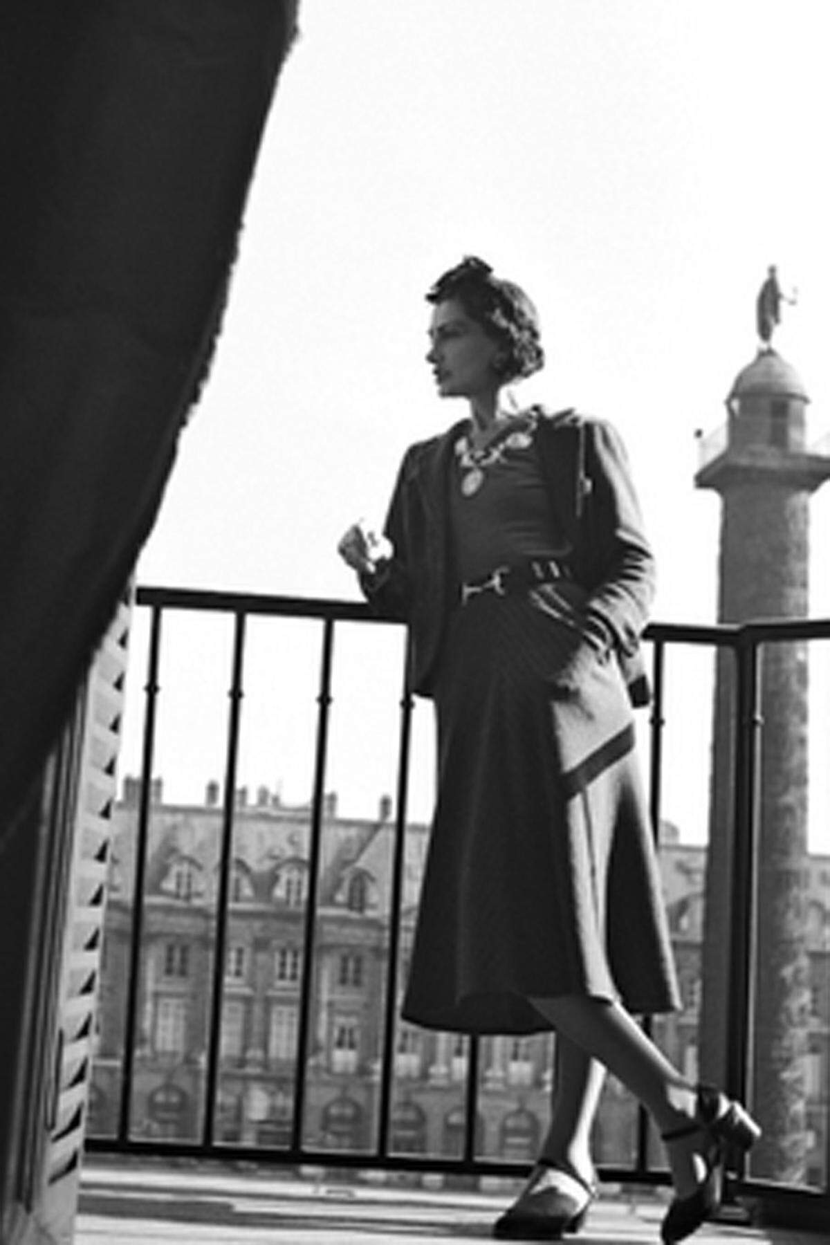 Der Autor Ernest Hemingway und sein Freund und Kollege Scott Fitzgerald waren in den 20er Jahren Stammgast der Bar. Auch Modedesignerin Gabriele  "Coco" Chanel erwählte das Ritz zu ihrem Domizil und starb schließlich dort. "Coco" Chanel auf einem Balkon des Hotels.