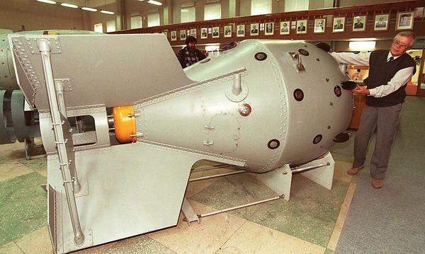 Die Sowjets wollten mit der Entwicklung nuklearer Waffen ein Gleichgewicht zum Arsenal der USA schaffen. Das führte zum Rüstungswettlauf zwischen den beiden Staaten. Die UdSSR entwickelte die größte Bombe, die jemals gebaut wurde. Die Sowjetunion testete ihre erste Kernwaffe 1949 (im Bild die erste Atombombe). Wichtige Forschungsergebnisse aus dem amerikanischen Projekt gelangten durch Spionage in den damaligen Ostblock.