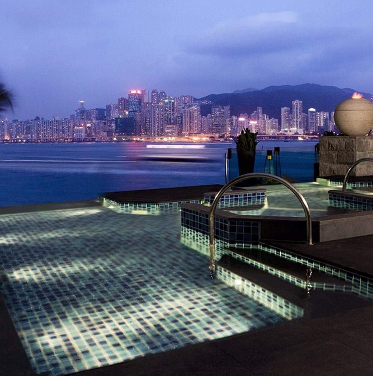 Den Blick auf die Skyline von Hong Kong lässt aber auch der Infinity Pool am Dach des Intercontinental zu.