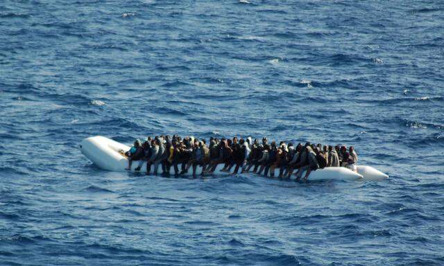 Rettungsaktion vor Libyens Küste: Die Schlepper geben wenig Treibstoff in die Boote, sagt Frontex-Vizechef Berndt Körner. Auch deshalb gibt es heuer mehr Tote. 