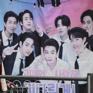 Ein Plakat der südkoreanischen Band BTS in Seoul.