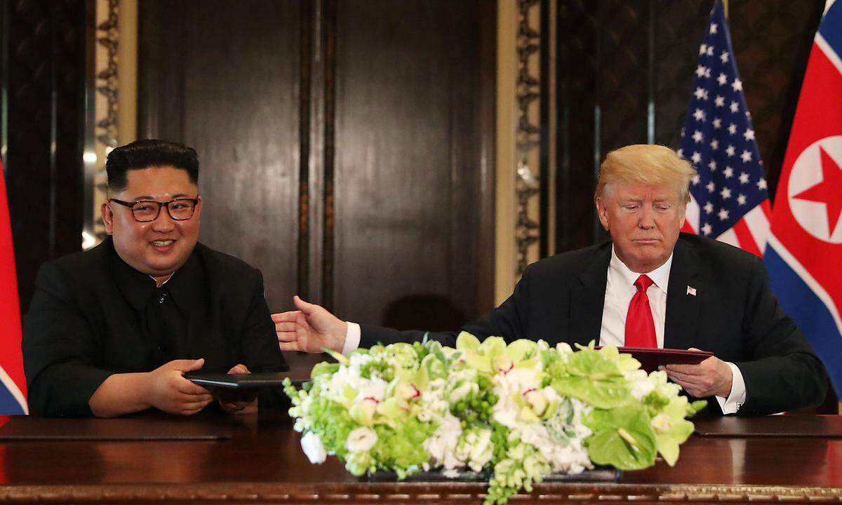 Fototauglich war natürlich auch die Unterzeichnung der Abschlusserklärung: Darin erklärt sich Kim grundsätzlich zu einer "vollständigen" atomaren Abrüstung bereit - und Trump im Gegenzug zu Sicherheitsgarantien.