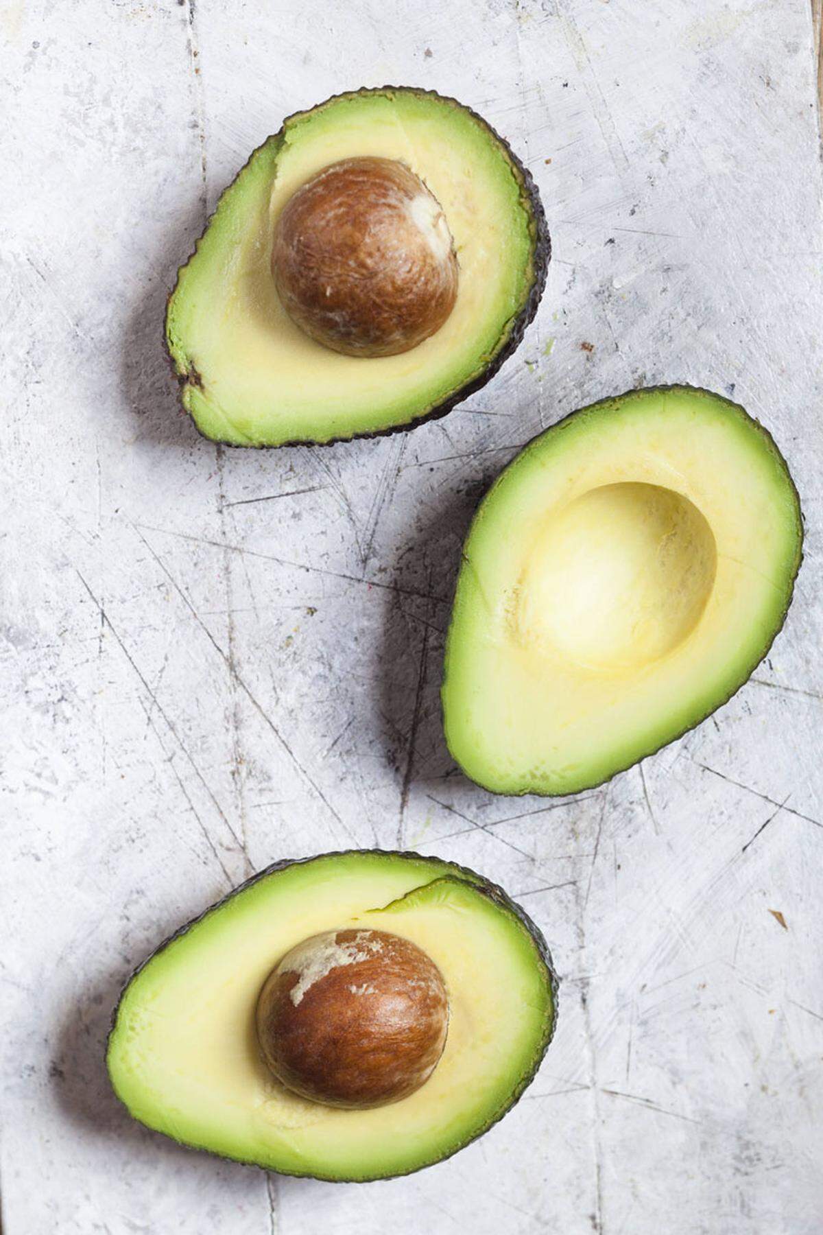 Mimikfältchen rund um die Augen? Neben Apfel- und Gurkenspalten wirken auch Avocados pflegend auf die Augenpartie. Das Fruchtfleisch einer halben, reifen Avocado pürieren und mit kaltgepresstem Olivenöl vermischen, anschließend 15 Minuten einwirken lassen und warm abspülen. Avocados sind reich an pflegenden Inhaltsstoffen wie ungesättigten Fettsäuren und Linolsäuren, weiterhin Mineralstoffe wie unter anderem Kalium und Magnesium sowie einen hohen Anteil an Vitamin B.