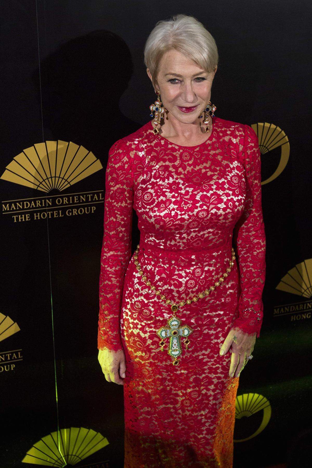 Ebenfalls ganz unterschiedlich sind die beiden Damen, die sich für ein rotes Spitzenkleid von Dolce & Gabbana inklusive Kruzifix-Accessoire entschieden haben. Helen Mirren trug das Kleid bei einem Pressetermin in Hongkong, ...