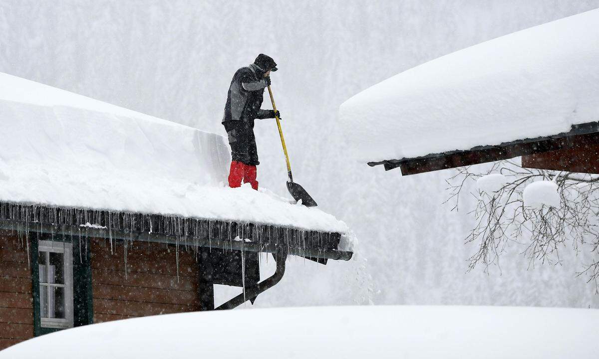 Besonders Dächer drohen unter den Schneemaßen einzustürzen, wie hier in der Nähe von Untertauern.