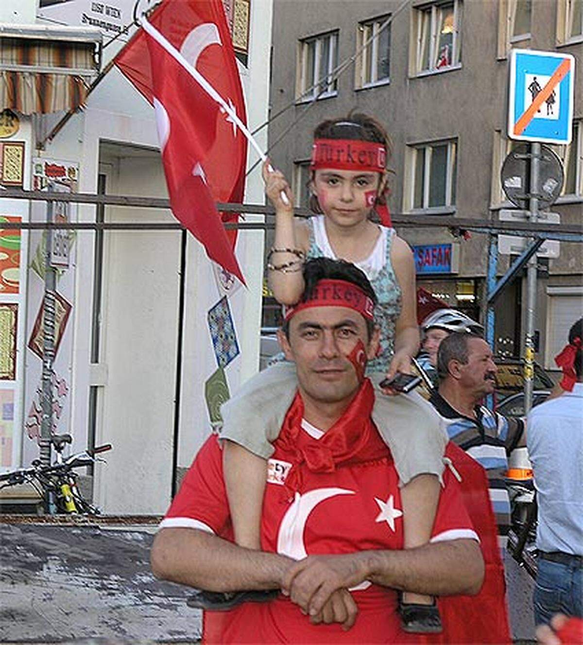 Wenige Meter weiter sorgen aber auch schon die türkischen Fans für Stimmung.