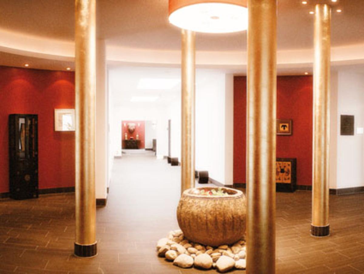 Das Asia Linsberg steht für den Anspruch, die Geisteshaltung der Völker Asiens auch tatsächlich zu leben – im Hotel, in der Therme, im Restaurant und im Spa. Wie das Bild des Yin-Yang-Symbols fließt das Know-how beider Kulturen ineinander. Das Beste aus zwei unterschiedlichen Welten – etwa fernöstliche Entspannungstechniken und niederösterreichische Thermalquellen – muss ja wohl zu einem guten, wenn nicht sogar sehr guten Resultat führen.