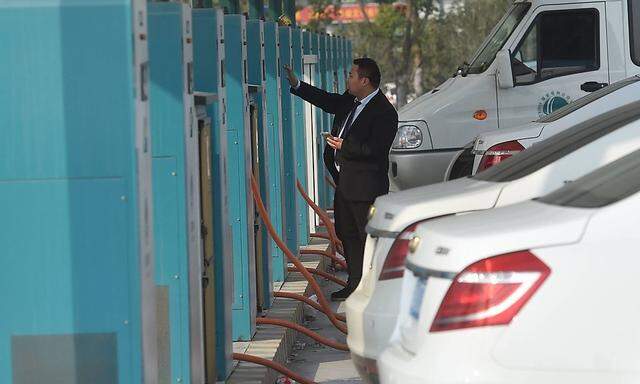 161229 HANGZHOU Dec 29 2016 A driver charges his electric car at a charging station in Ha