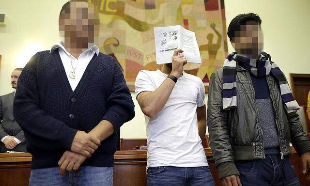 Drei der nicht rechtskräftig Verurteilten Angeklagten in Wiener Neustadt