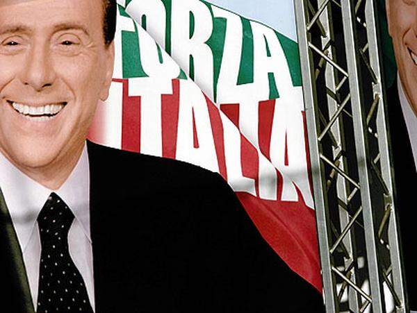 Ende des Jahres 1993 gründete er die Partei "Forza Italia" (benannt nach dem Schlachtruf der italienischen Fußballer von AC Milan sowie seiner Fans - den Fußballklub besitzt Berlusconi übrigens auch). Die rechtsgerichtete Partei hatte bald 200.000 Mitglieder. Vor den Wahlen bildete die Forza Italia gemeinsam mit der Lega Nord und der Alleanza Nazionale das rechte Wahlbündnis "Freiheitsallianz".