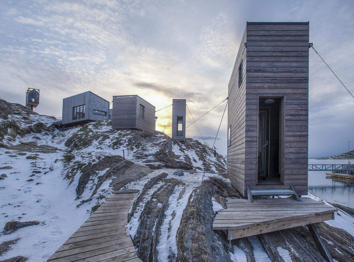 Im Norden Norwegens, auf einer Insel im Fleinvær-Archipel am nördlichen Polarkreis hat Komponist und Musiker Håvard Lund einen Rückzugsort geschaffen. Das große Haus am Hang erinnert dabei an ein überdimensionals Vogelhaus, von dem aus man einen spektakulären Blick auf das Meer und die Nachbarinseln hat.