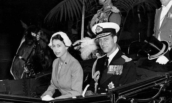 Die Hutmode seiner Frau war Prinz Philip schon von Beginn ihrer Ehe an ein Dorn im Auge: 1953, also sechs Jahre nach der Hochzeit, fragte er Elizabeth II. bei der Krönungszeremonie streng: Wo hast du diesen Hut her?".