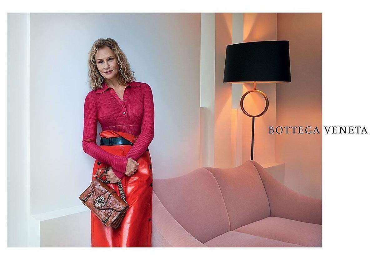 Im Winter 2017 machte Hutton Werbung für Bottega Veneta; auf der Mailänder Modewoche im September 2016 trat sie Seite an Seite mit Gigi Hadid auf den Laufsteg des Modehauses.