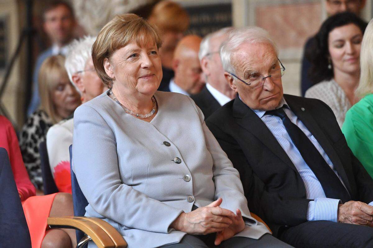 Angela Merkel und Edmund Stoiber bei der Verleihung des Bayrischen Verdienstordens an Merkel, Juni 2023, München. 