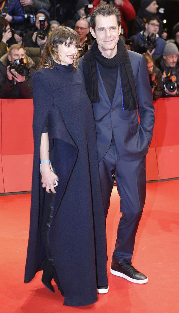 Tom Tykwer, Jury-Präsident der Berlinale, mit seiner Frau Marie Steinmann in einem Mantelkleid. 
