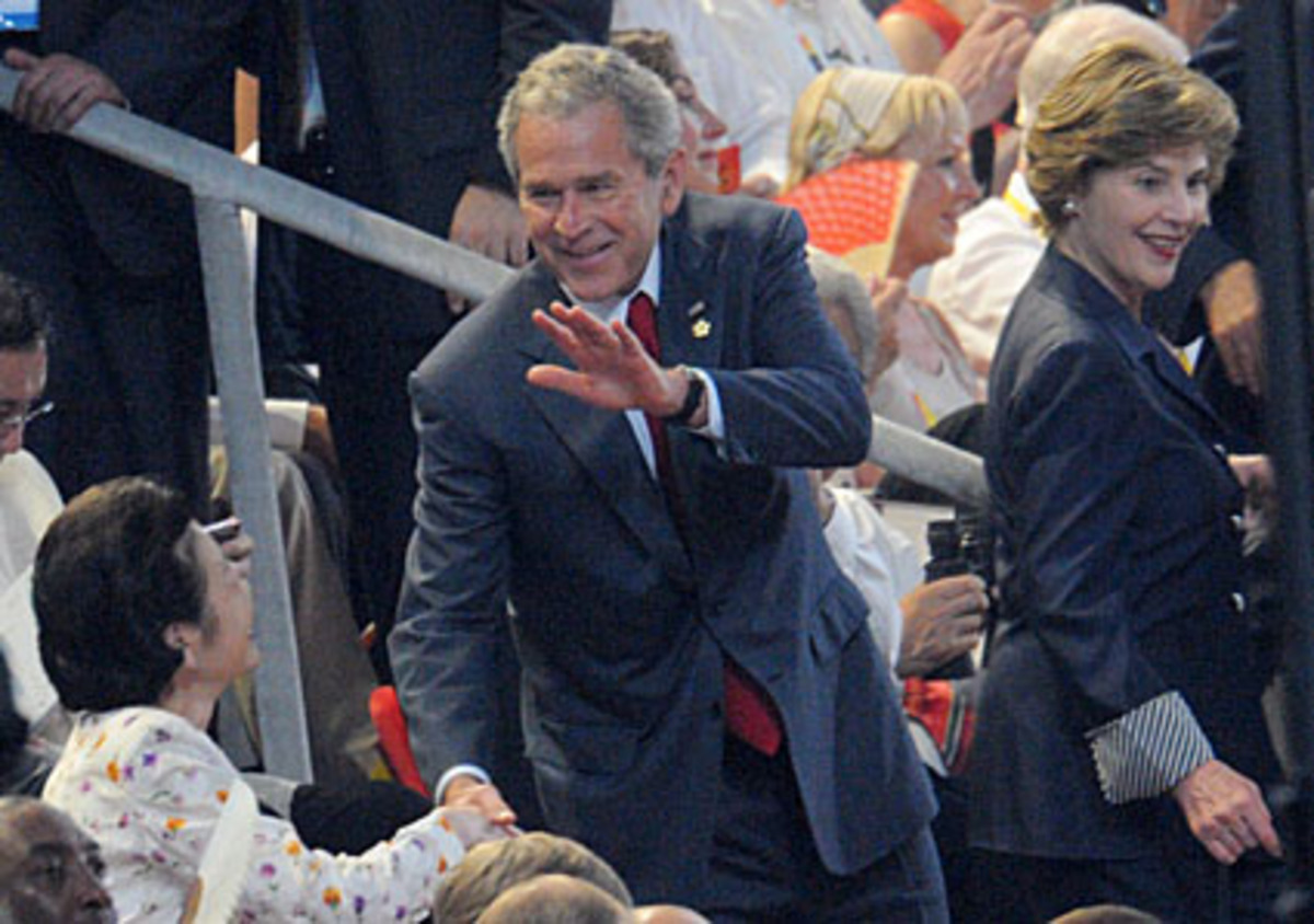 Unter den Gästen bei der Eröffnung waren auch US-Präsident George W. Bush mit Ehefrau Laura. Bush hatte vor der Eröffnung noch die Menschenrechtslage in China scharf kritisiert.