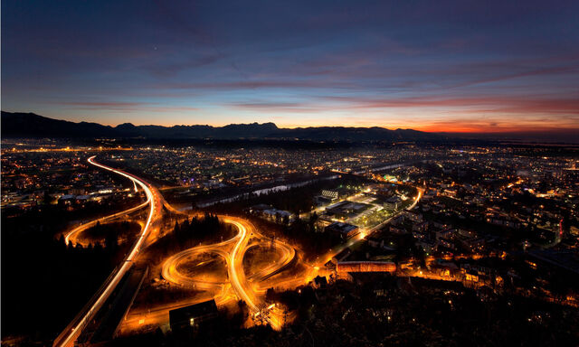 Autobahnkreuz bei Nacht =