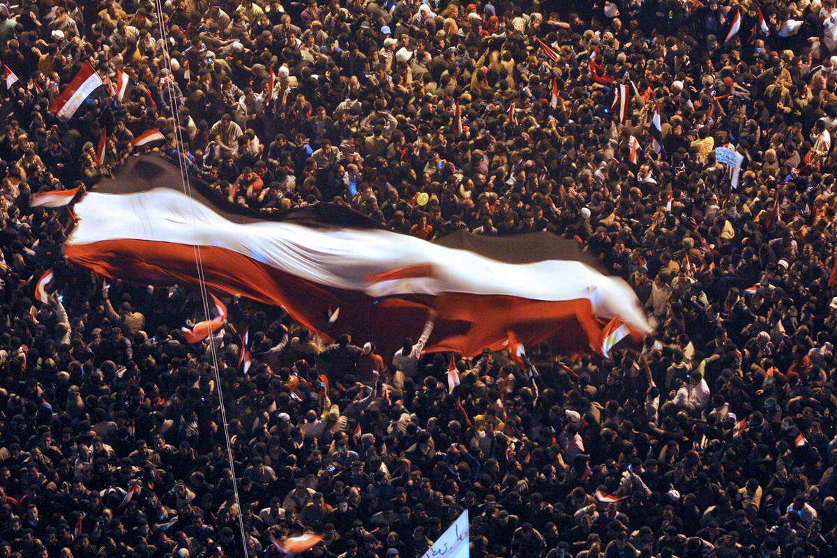 Das ägyptische Volk schreibt Geschichte: Am 18. Protesttag beugt sich Präsident Hosni Mubarak dem Druck der Massen und tritt zurück.