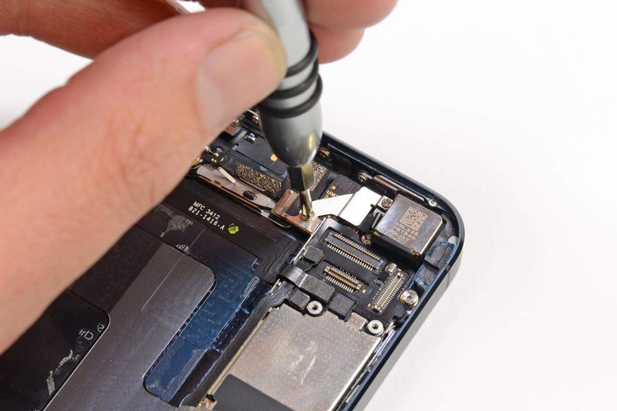 Nachdem man den Akku entfernt hat, hält nur noch wenig das "Herz" des iPhone 5 im Aluminiumgehäuse.