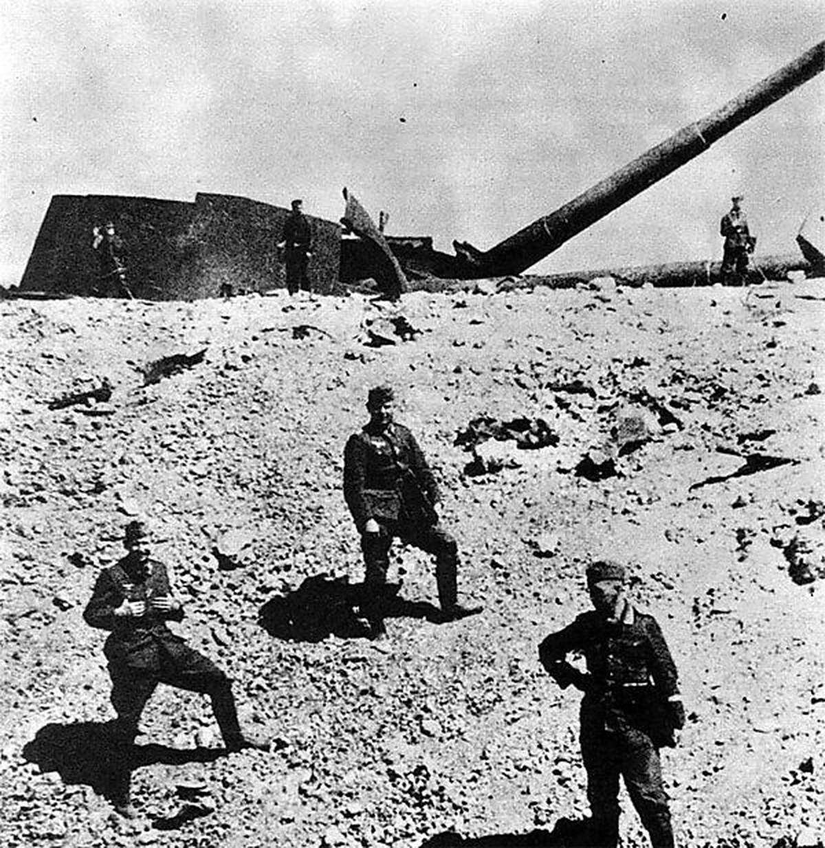 Deutsche Soldaten vor dem Nordturm von Maxim Gorki I. Sturzkampfbomber, Bodenangriffe von Pionieren mit Sprengstoff und Flammenwerfern und Beschuss aus Sturmgeschützen aus nächster Nähe waren effektiver als die Riesenkanonen.