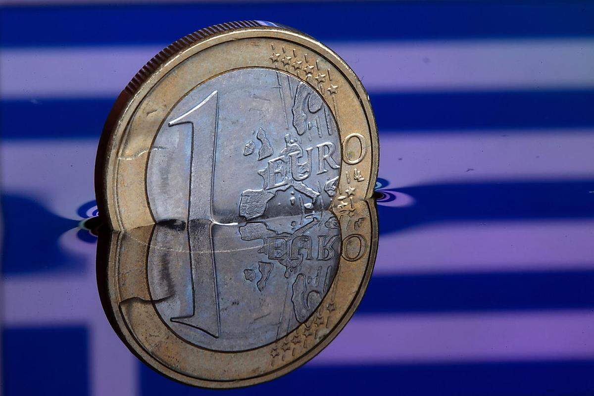 Griechenland hat insgesamt Schulden in Höhe von rund 320 Milliarden Euro (Stand September 2014). Das sind fast 180 Prozent des Bruttoinlandsprodukts. Die immense Höhe der Schulden ist vor allem auf die beiden Rettungspakete von EU und Internationalem Währungsfonds (IWF) über rund 240 Milliarden Euro zurückzuführen.