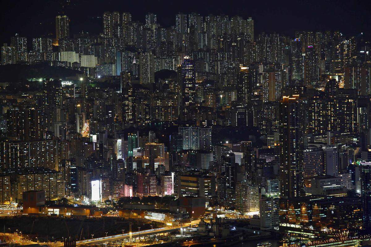 In einem der am dichtesten besiedelten Gebiete weltweit stehen heute mehr Hochhäuser als in jeder anderen internationalen Großstadt. Über 2300 Bauten mit einer Höhe von mehr als 100 Metern – und täglich kommen in Hongkong neue hinzu.
