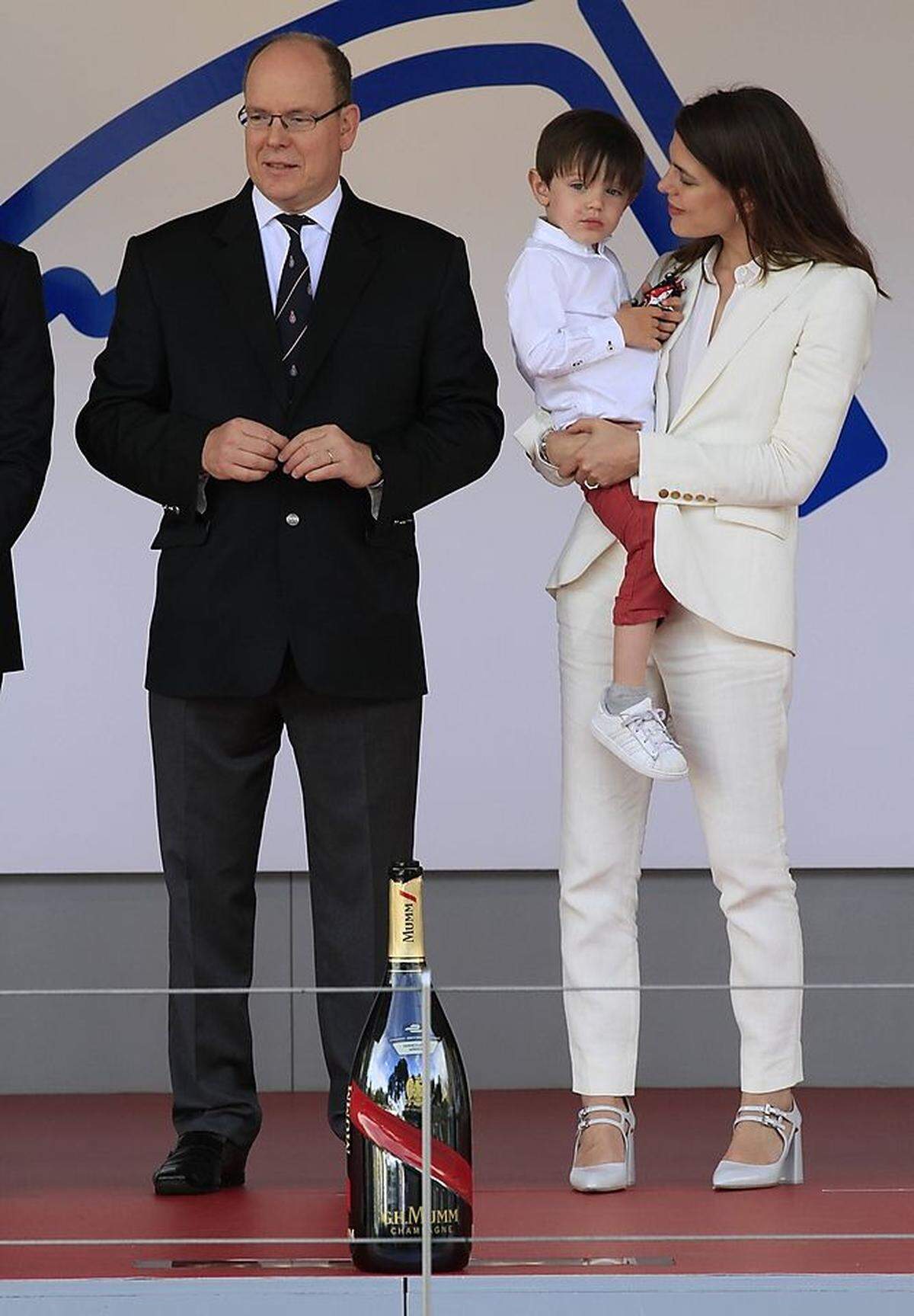 Selbst bei repräsentativen Events - wie hier mit Fürst Albert und ihrem Sohn Raphaël Elmaleh beim Formel-1-Grand-Prix in Monte Carlo - trägt Charlotte Casiraghi Outfitis, die dieser Diktion folgen.