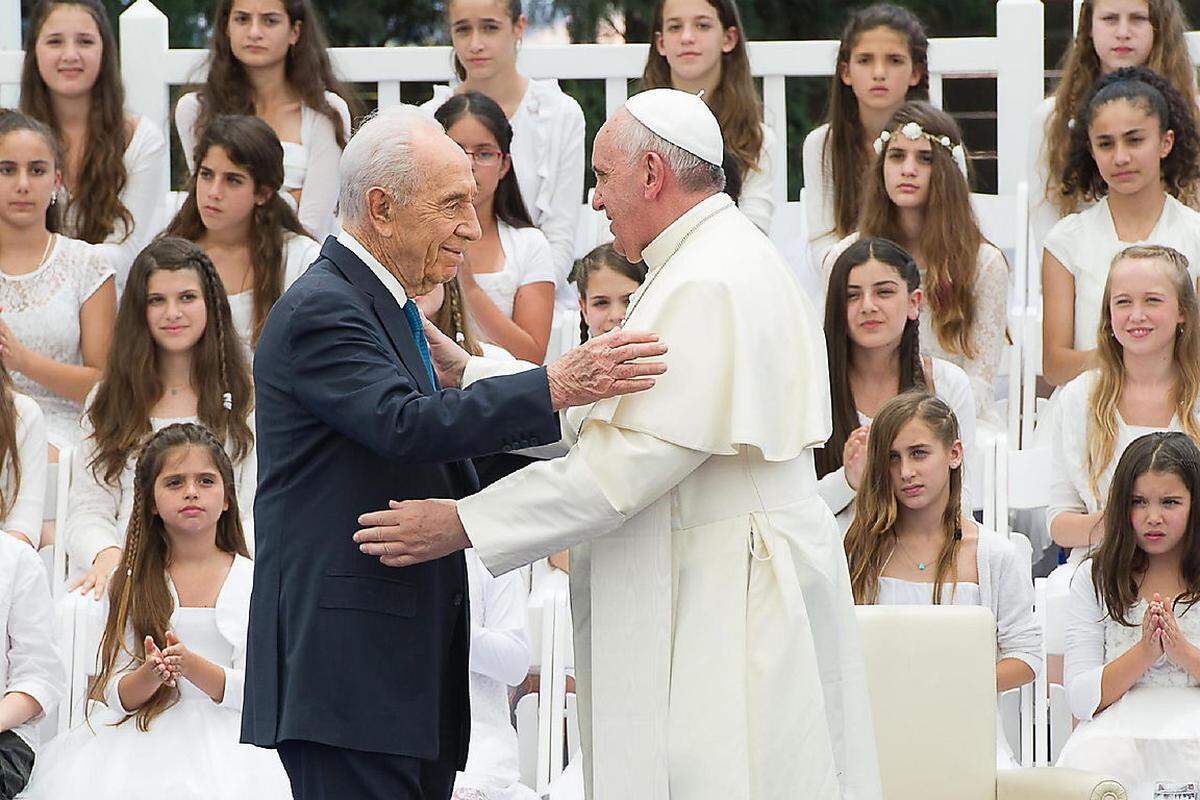 Bei seinem Besuch im Heiligen Land wurde Papst Franziskus von Präsident Shimon Peres im Mai wärmstens empfangen. Bereits im Juni erfolgte der Gegenbesuch des israelischen Staatsoberhaupts im kleinsten Staat der Erde - dem Vatikan.