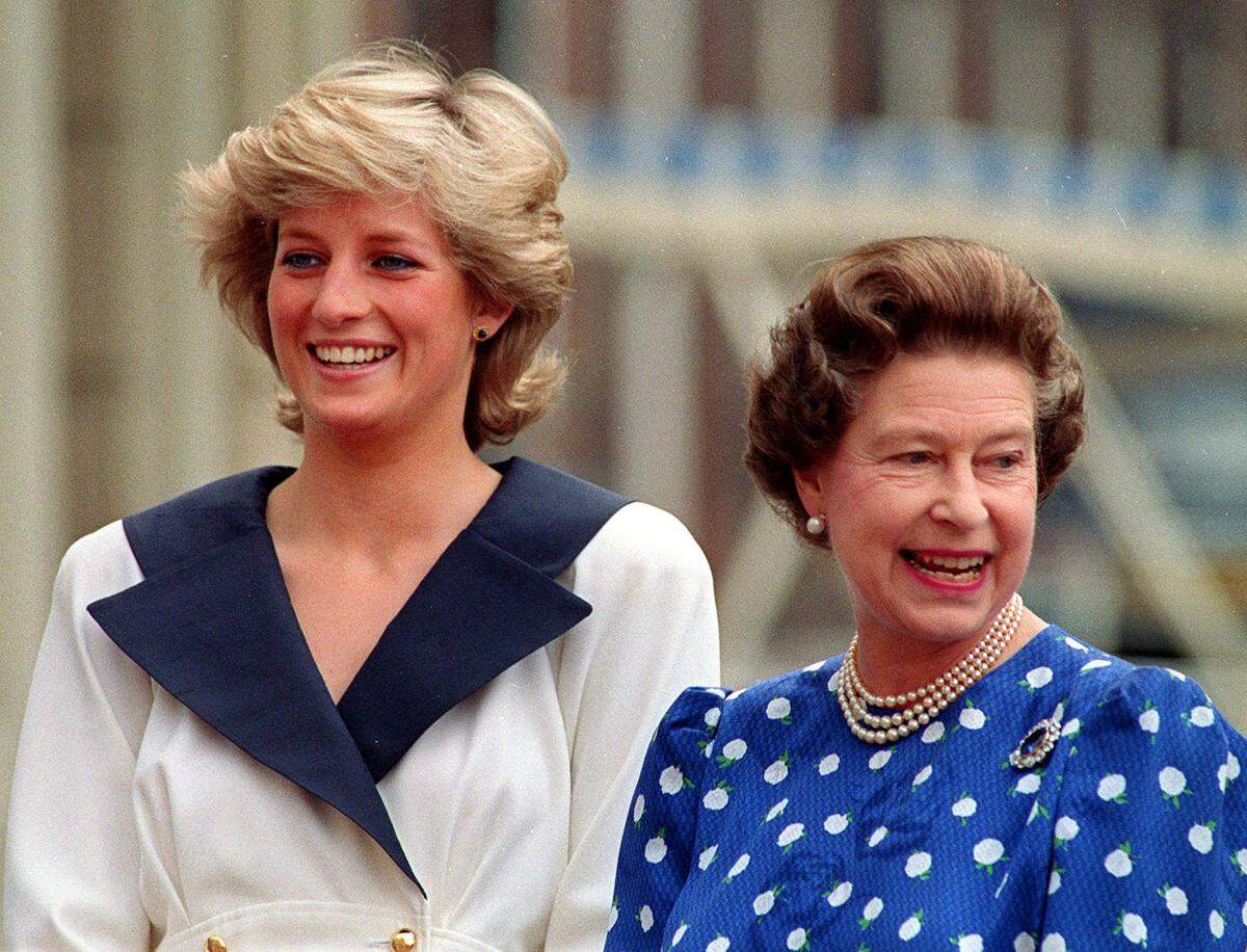Prinzessin Diana mit ihrer Schwiegermutter Königin Elizabeth im blau-weißen Marinelook mit goldener Knopfreihe.