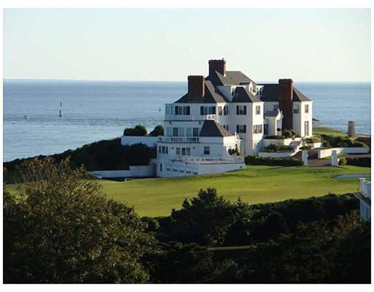 Wohl am bekanntesten ist das Strandhaus der Musikerin in Rhode Island. 2013 kaufte sie es für 17,7 Millionen Dollar. Hier lädt sie oft ihre Freundinnen ein, die davon wiederum Fotos auf Instagram hochladen. 