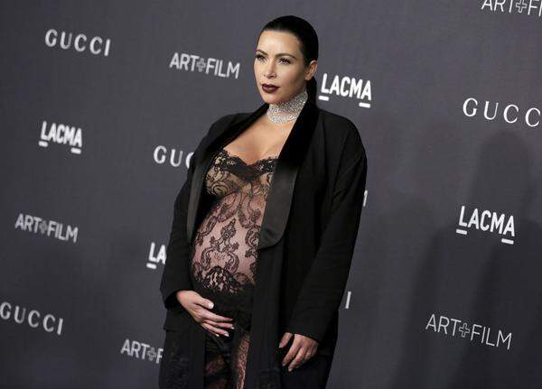 Kim Kardashian sprach stets offen über die Komplikationen während der Schwangerschaft. "Ich mache alle Schwierigkeiten durch, die man sich vorstellen kann. Das macht mir große Sorgen", sagte Kim E! News und fuhr fort: "Ich habe bei dieser Schwangerschaft ein wenig mehr Angst, weil ich weiß, was auf mich zukommt. Eine Risikoschwangerschaft ist nicht leicht."