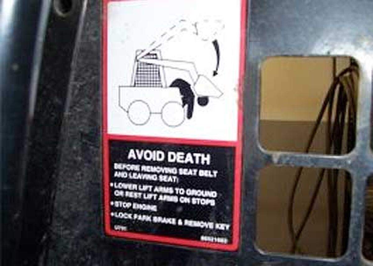 Ein sinnvolles Warnschild auf einem Traktor: "Tod vermeiden!" Ganz lässt sich der Tod zwar nie vermeiden aber der Geräte-Hersteller will nicht direkt an dem finalen Ereignis schuld sein.