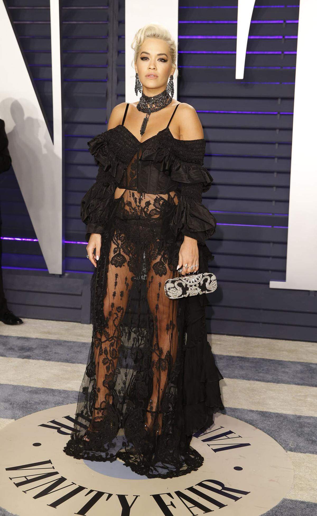Musikerin Rita Ora kam im durchsichtigen Kleid von Alexander McQueen.