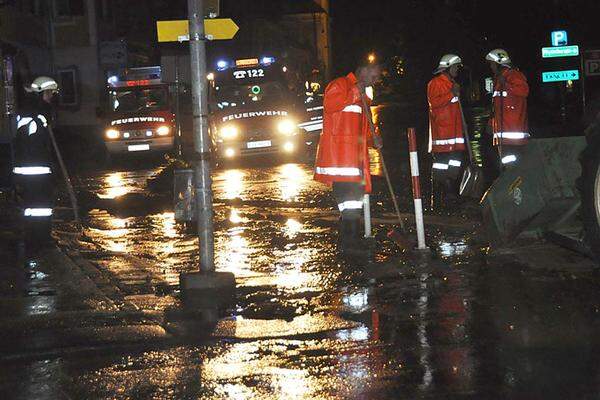 Bereits in der Nacht auf Mittwoch ist die Hauptstraße unter Wasser gestanden und musste vom Schlamm gereinigt werden.