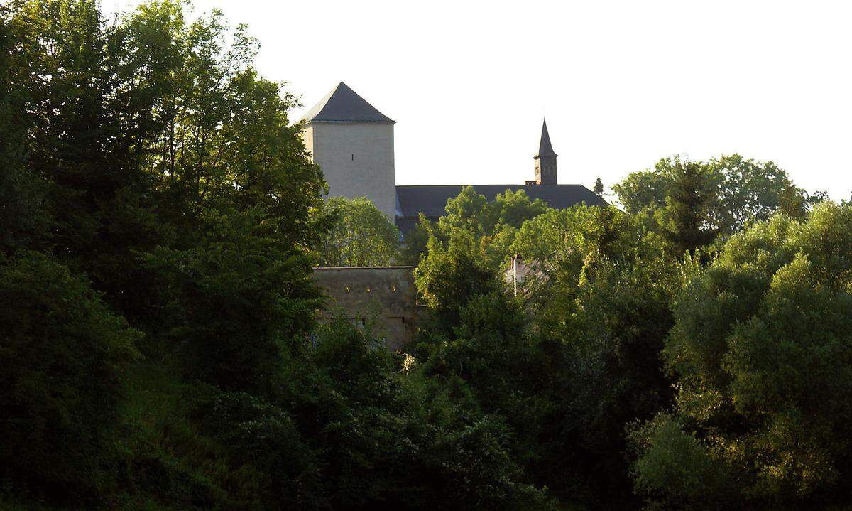 Neue Besitzer, neue Nutzung: Die teilweise 800 Jahre alte Burg Kranichberg bei Gloggnitz wird von Julia und Gerhard Lehner in ein (Puppen-)Museum sowie Begegnungszentrum für Kunst/Kultur umgebaut, im Burghotel entstehen Ferienwohnungen. 1480 von Matthias Corvi nius eingenommen, brannte die Burg 1745 ab und wurde zum Teil im barocken Stil wiedererrichtet. Sie diente ab 1769 als Sommersitz für Wiener Bischöfe, bis 2010 wurde der Ort als Gast- und Braustätte genutzt. (20./21. 1. 2018)