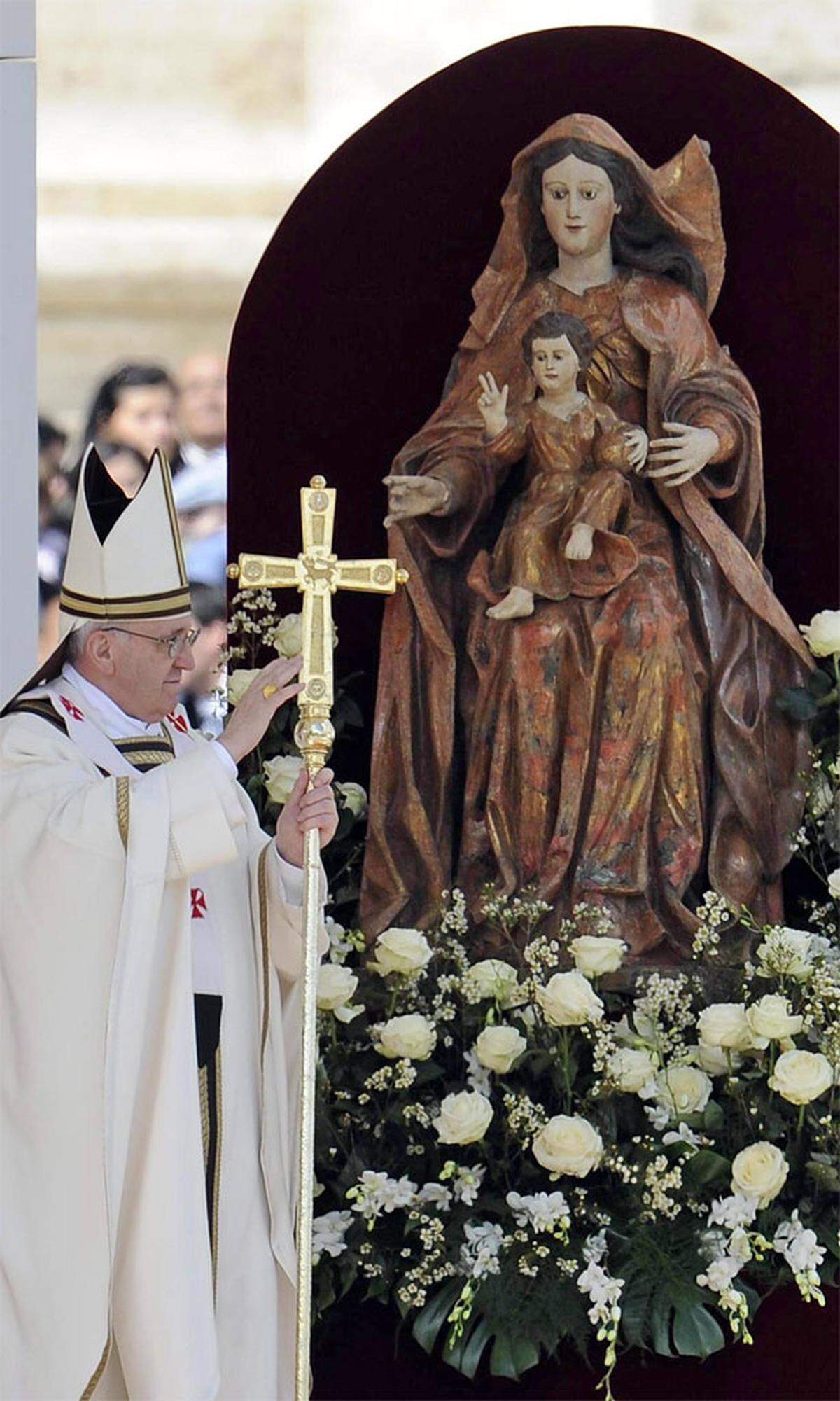 MEHR BILDER: Segnung am Petersplatz - Der Papst im Papamobil Prominenz in Rom: Monarchen und Staatsoberhäupter