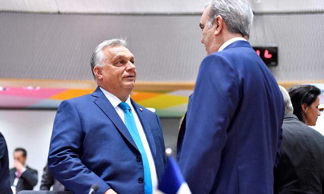 Ungarns Ministerpräsident Viktor Orbán (li.) bei einem EU-Gipfel in Brüssel am 17. Juli.