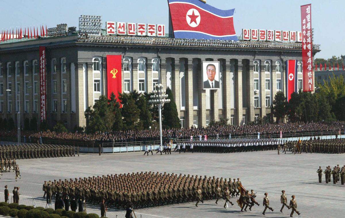 Faszination und Argwohn löst auch das "Büro 39" oder "Office 39", "Room 39" oder "Bureau 39" in Nordkorea aus. Als eine der "undurchsichtigsten Einrichtungen im wohl transparenzfeindlichsten Land der Welt" wurde es von einem Journalisten bezeichnet. Dort - im Gebäude der "Partei der Arbeit Koreas", zugleich Sitz des Zentralkomitees in Pjöngjang, - werde mit zum Teil dubiosen Machenschaften Geld zur Finanzierung des luxuriösen Lebensstils der politischen Elite Nordkoreas beschafft. Immer wieder haben Länder der westlichen Welt versucht, die Machenschaften des Büros 39 zu unterbinden. Auch Österreich: 2004 ließ es unter dem Druck der USA die nordkoreanische Golden Star Bank in Wien schließen, da diese unter dem Verdacht stand, in Geldwäschegeschäfte verwickelt zu sein.