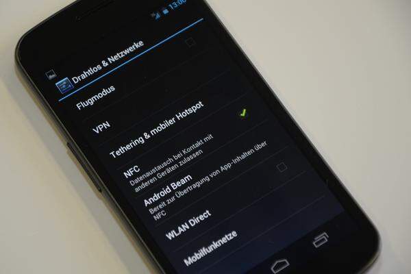 NFC lässt sich übrigens in den Einstellungen aktivieren - der entsprechende Chip steckt im Akku. Derzeit mangelt es aber an entsprechenden Anwendungen und Googles Bezahldienst "Wallet" ist hierzulande nicht verfügbar. Hersteller und Mobilfunker rechnen damit, dass das Thema gerade beim kontaktlosen Bezahlen nächstes Jahr abheben wird. Beobachter erinnern sich gerne an die NFC-Flächen an den Ticket-Automaten der Wiener Linien, die seit einigen Jahren ungenutzt dort prangen.