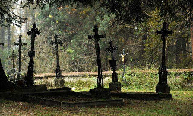 Asche oder Leiche sollten am Friedhof untergebracht sein. 