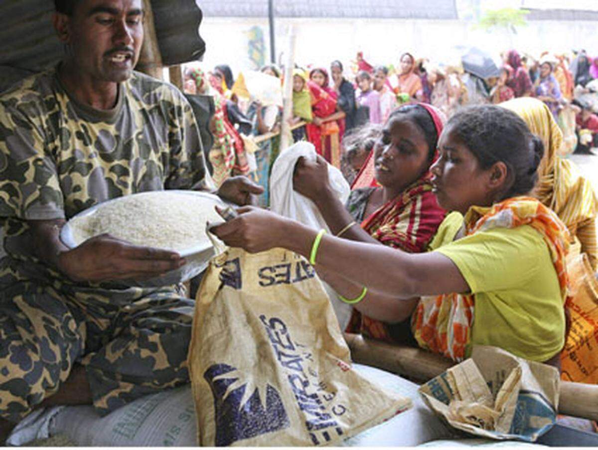 Nach Einschätzung der Weltbank drohen in 33 Staaten weltweit soziale Spannungen und politische Unruhen. Der Auslöser dafür sind unerschwingliche Preise für Lebensmittel - etwa 100 Millionen sind akut vom Hunger bedroht. Damit kehrt ein Thema auf die Agenda zurück, das in der öffentlichen Wahrnehmung während der letzten Jahre oft in den Hintergrund gerückt ist...