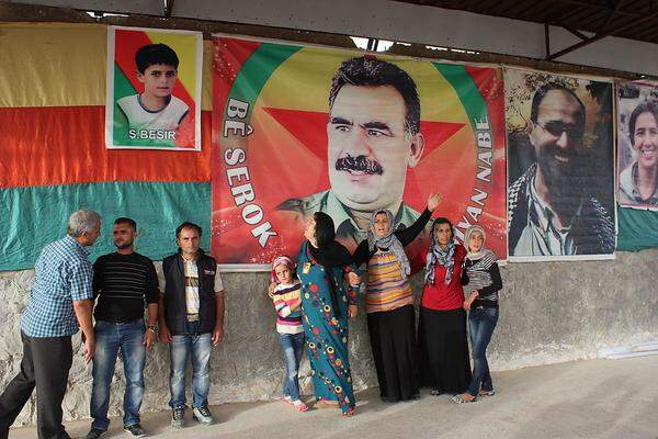 Auf einer Tribühne hängt das Bild des erschossenen 13-Jährigen neben dem Konterfei des in der Türkei inhaftierten PKK-Führers Abdullah Öcalan.