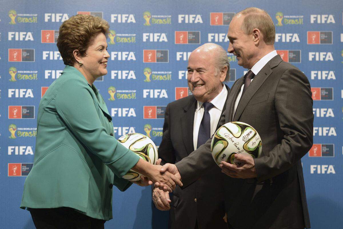 Das nächste Mal wird der Pokal dann 2018 in Russland vergeben. Vor dem WM-Finale haben sich deshalb am Sonntag die brasilianische Präsidentin Dilma Rousseff, Russlands Präsident Wladimir Putin und FIFA-Chef Joseph Blatter zu einer symbolischen Übergabe-Zeremonie im Maracana-Stadion getroffen.