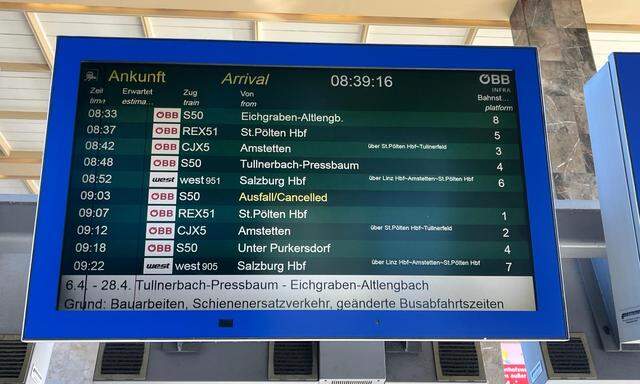 Ausfall/Canncelled: Zumindest ein Pendlerzug aus Niederösterreich, die S50 auf der Weststrecke, ist auch am Mittwoch ausgefallen, wie auf dieser Anzeigetafel am Westbahnhof steht.  