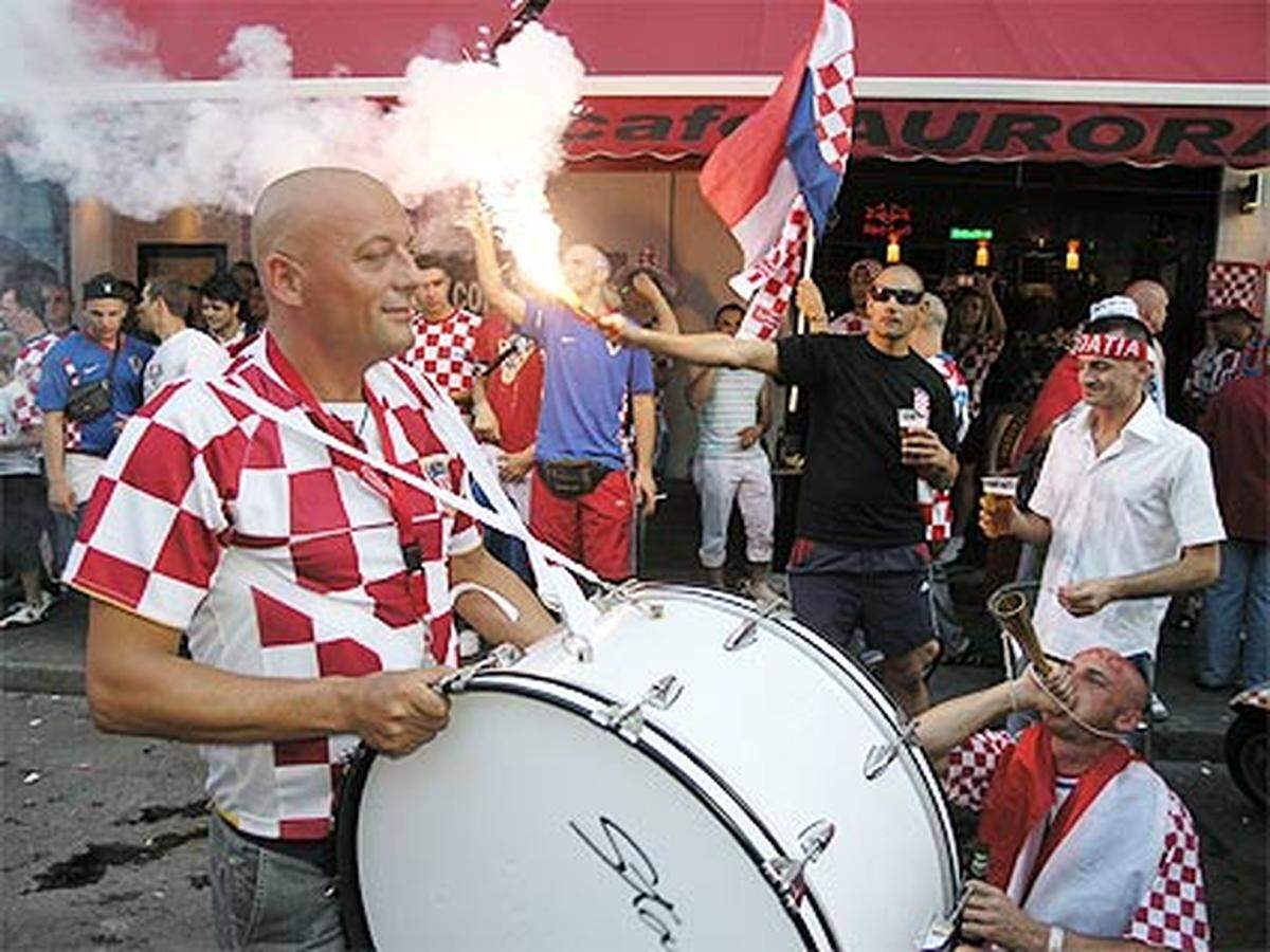 Wenige Meter weiter: Die kroatischen Fans sind nicht nur zuversichtlich, sondern auch siegessicher.Trommeln, bengalische Feuer und viel Alkohol schon vor dem entscheidenden Match.