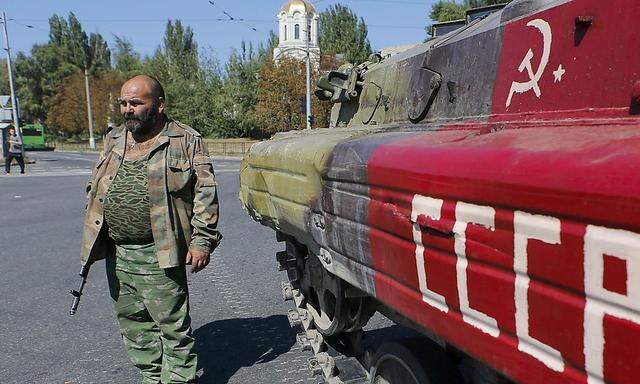 Ein Kämpfer der pro-russischen Separatisten in der Nähe ihrer Hochburg Donetsk