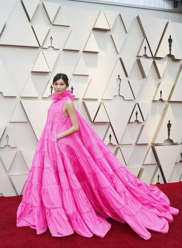 Ihre feminine Seite zeigten viele Hollywooddamen in Pink: Gemma Chan machte etwa in Valentino Eindruck.