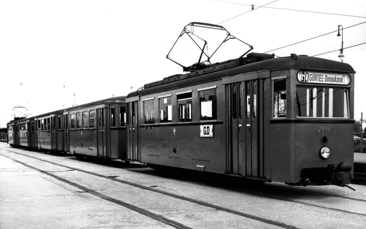 In der Zwischenkriegszeit wurde die Stadtbahn - die Züge waren damals mit etwa 25 km/h unterwegs - zum Rückgrat des öffentlichen Verkehrs in Wien. Im Zweiten Weltkrieg wurde sie schwer beschädigt und musste zum Teil eingestellt werden. Von den 25 Bahnhöfen und Haltestellen blieben nur sechs gänzlich verschont. Auch der Fuhrpark war nur mehr zur Hälfte einsatzfähig.Bild: Undatierte Archivaufnahme eines Stadtbahnzugs